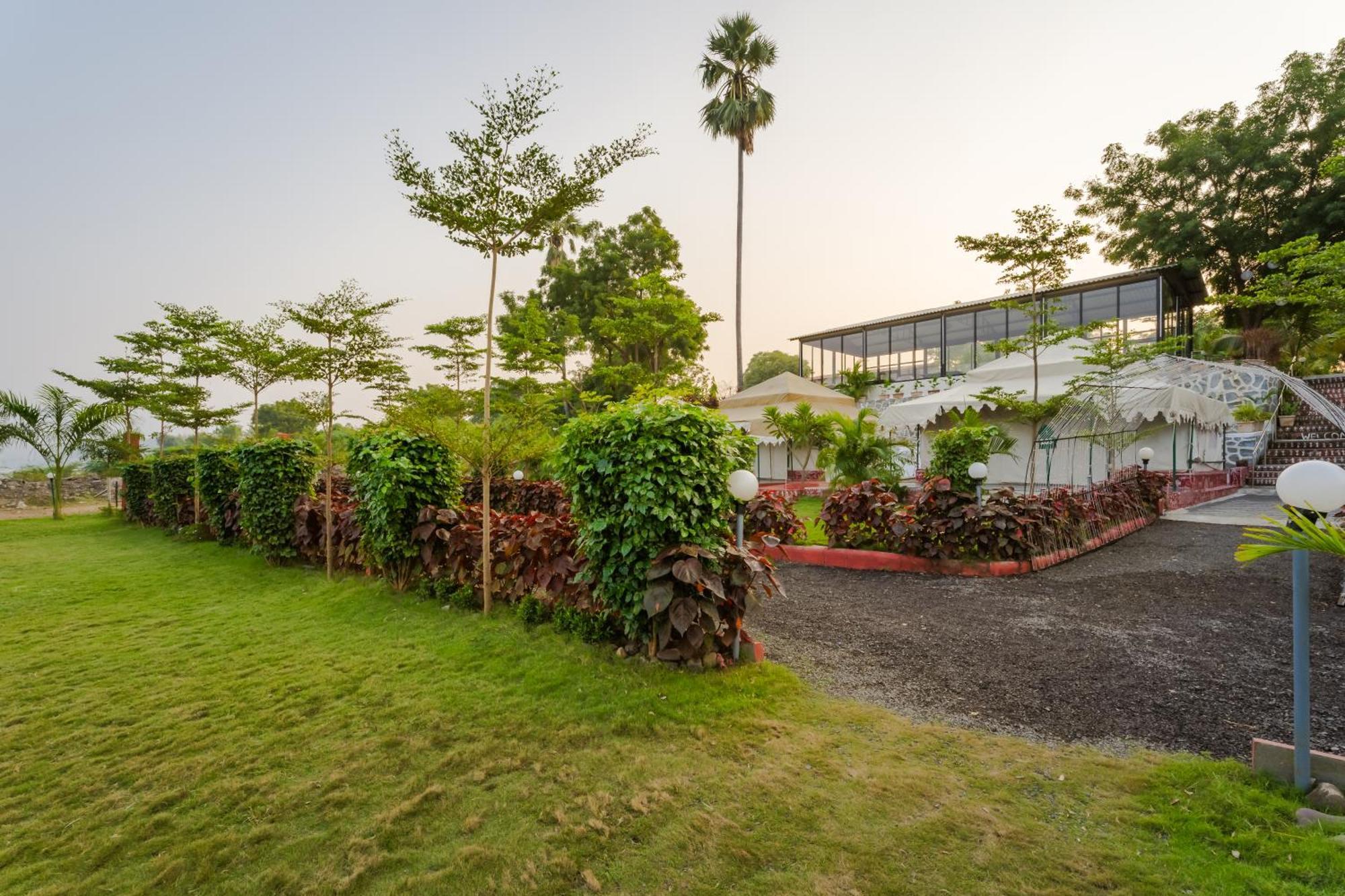 Riverview Tent Resort Kevadia エクステリア 写真