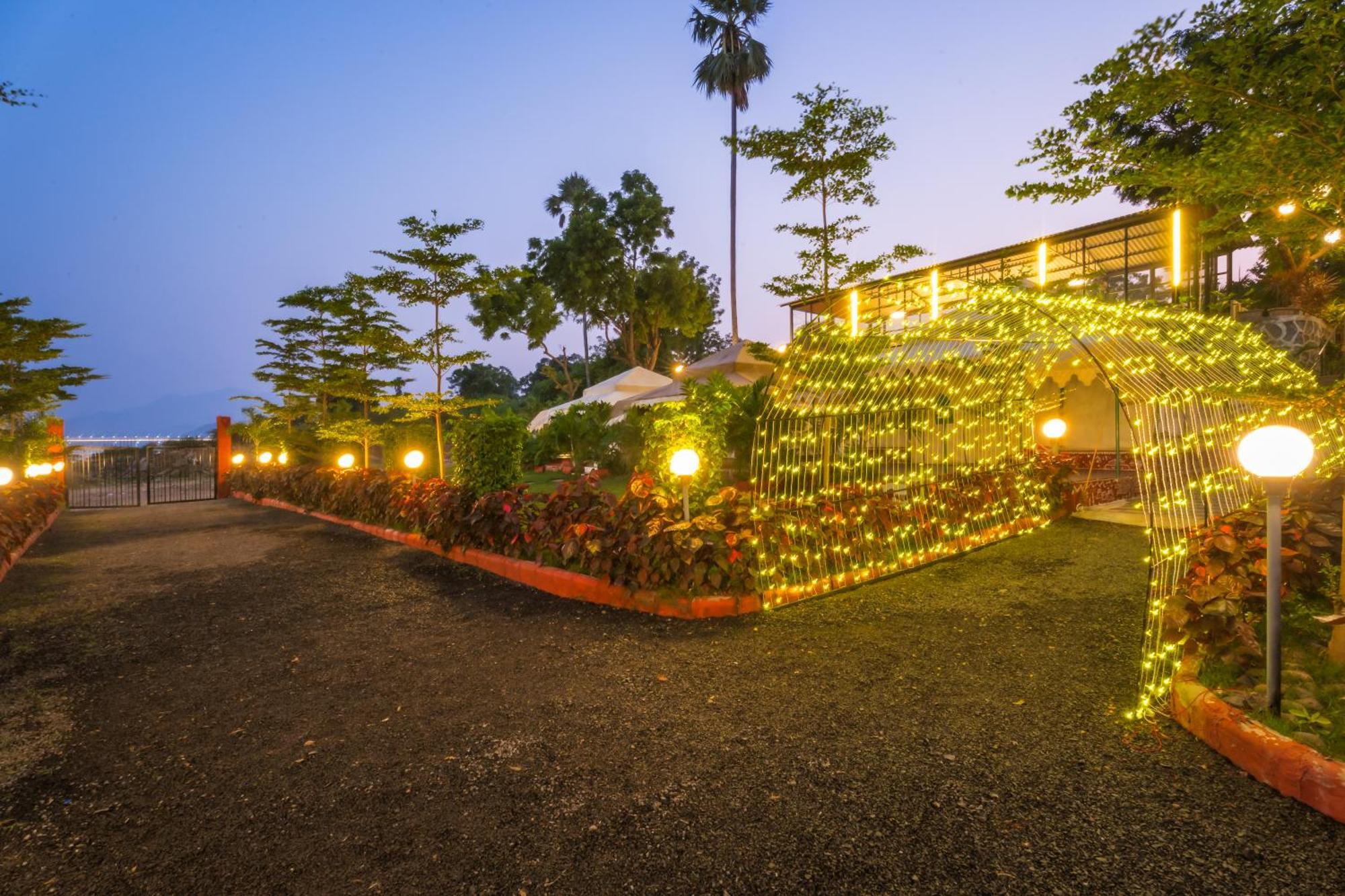 Riverview Tent Resort Kevadia エクステリア 写真