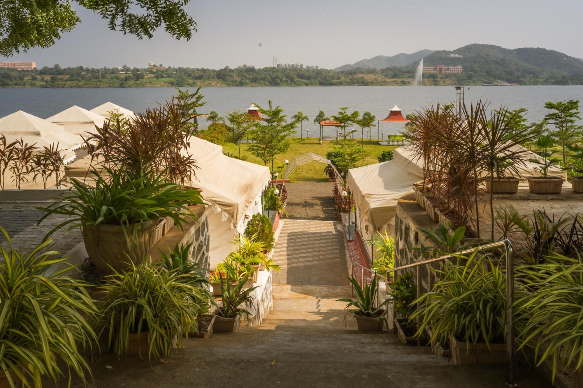 Riverview Tent Resort Kevadia エクステリア 写真