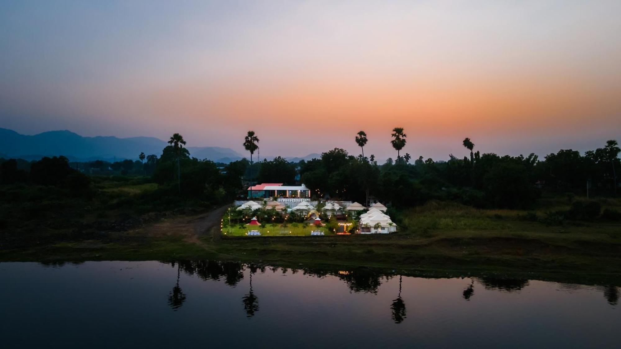 Riverview Tent Resort Kevadia エクステリア 写真