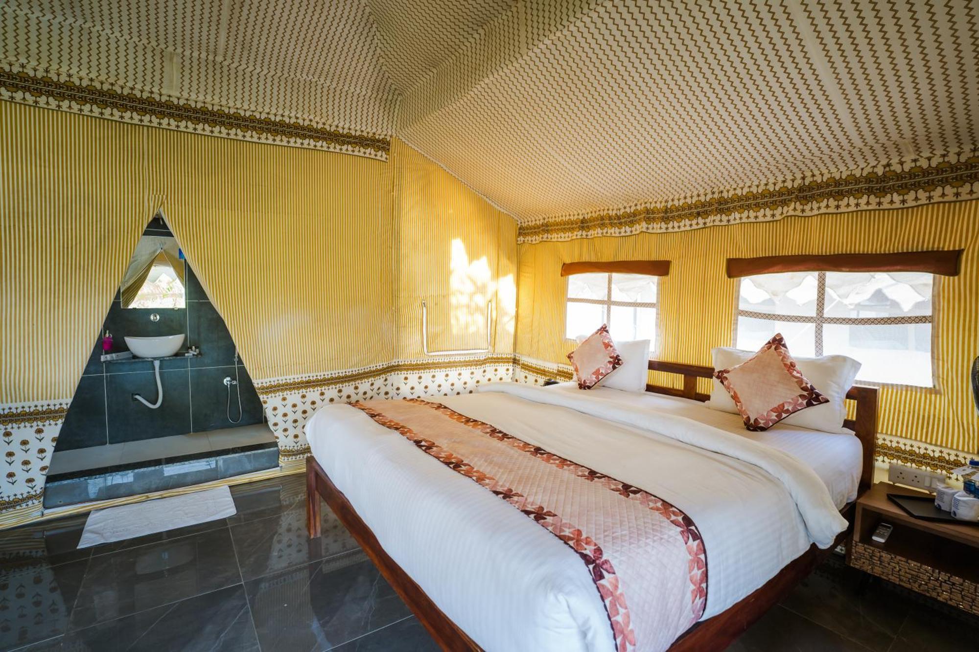 Riverview Tent Resort Kevadia エクステリア 写真