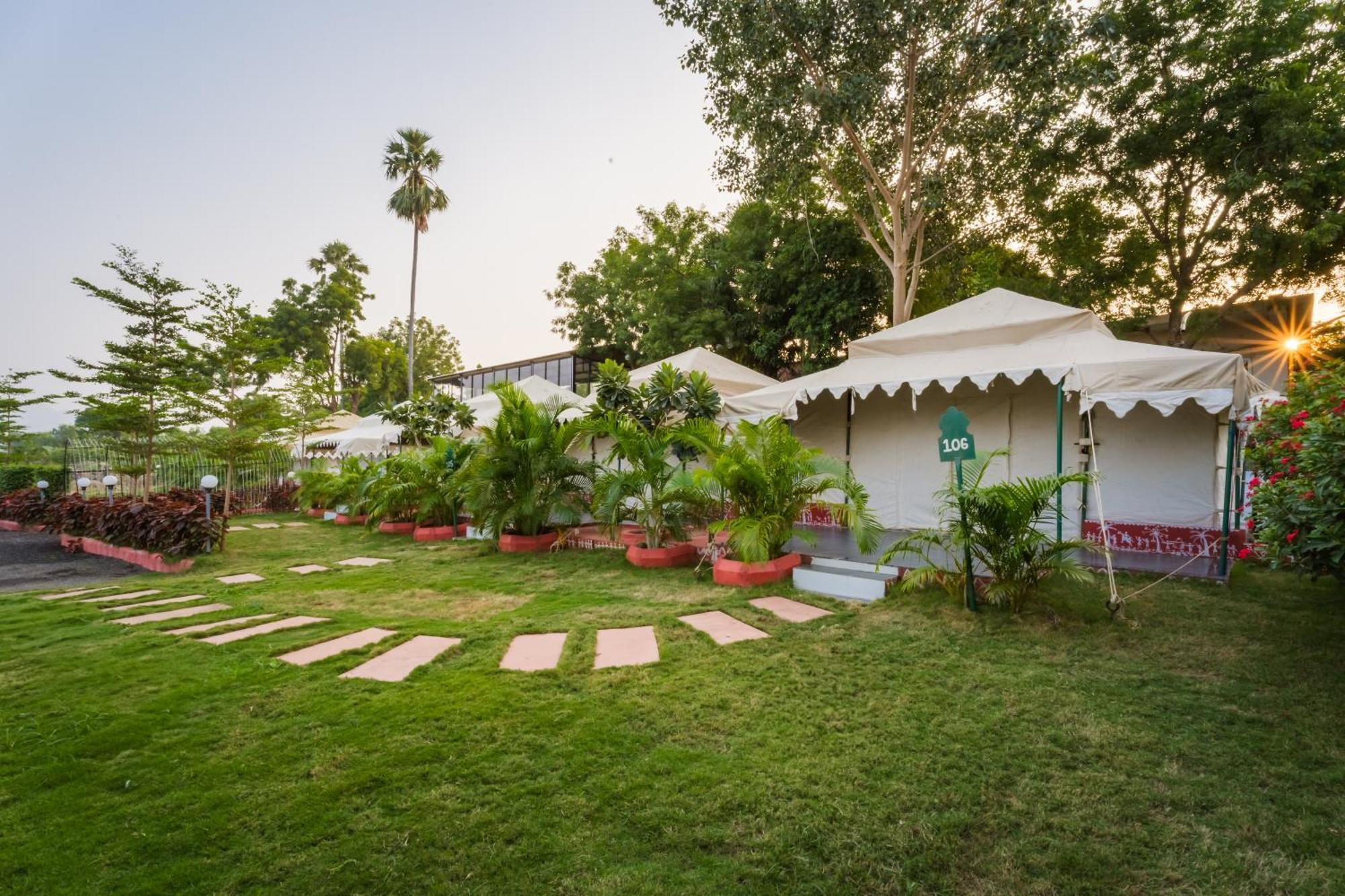 Riverview Tent Resort Kevadia エクステリア 写真